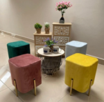 Entdecken Sie eine wahre Perle in der Welt der Möbel - unseren Pouf Hocker Lina Samt mit quadratischen Beinen in Veloursausführung! Er ist nicht nur ein Möbelstück, sondern der Inbegriff von Eleganz und raffiniertem Stil, der Ihrem Interieur eine einzigartige Note verleiht.Nutzen Sie den quadratischen Hocker aus Samt als bequeme Sitzgelegenheit bei Besuch oder platzieren Sie ihn als Blickfang in Ihrem Interieur. Der Hocker aus Samt hat eine glatte Oberfläche und bietet einen bequemen Sitzkomfort. Dank der großen Auswahl an Farben können Sie entscheiden, welcher Pouf am besten zu Ihrer Einrichtung passt.